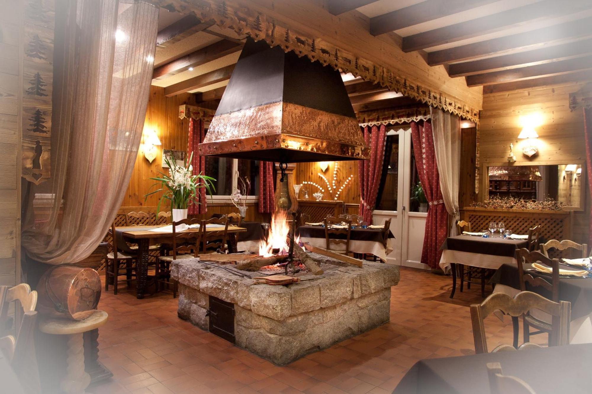 Hotel - Restaurant - Bar - Le Sapin Fleuri Bourg-dʼOueil Exteriér fotografie